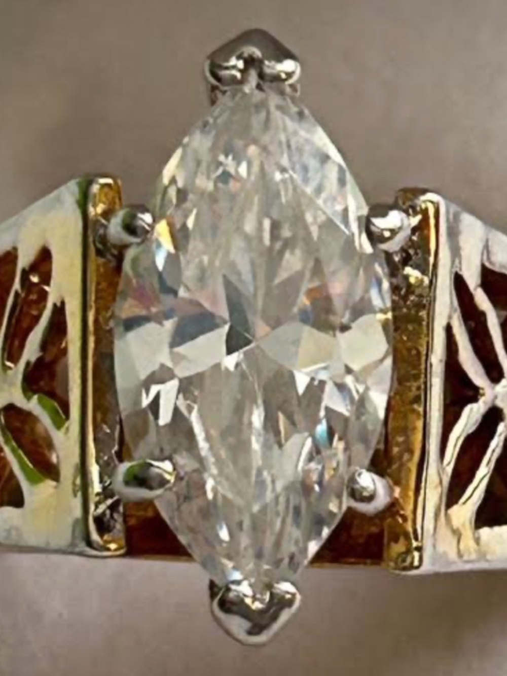 VINTAGE GOLDTONE FILIGREE BAND AND MARQUISE STYLE CRYSTAL RING SZ5